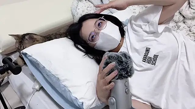 LHeart online show from 10-31-25, 02:40