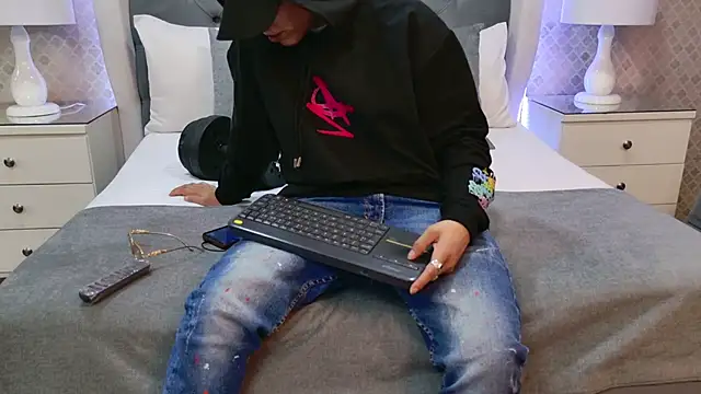 ZoeKrug online show from 12-22-25, 07:22