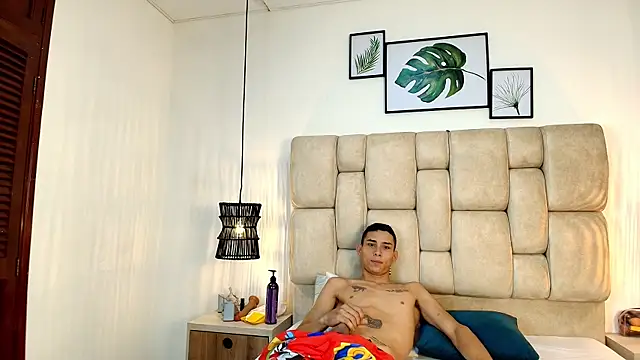 Zoelucas online show from 12-04-25, 12:03