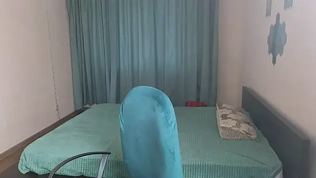 Laura Gol online show from 10-13-25, 01:22