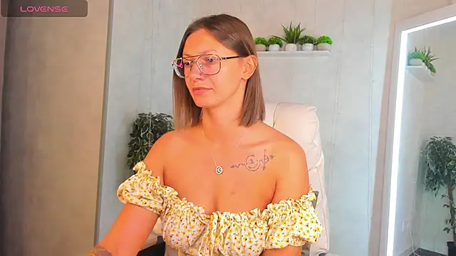 Elina Gravess online show from 09-15-25, 12:10