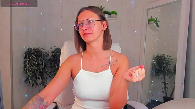 Elina Gravess online show from 09-16-25, 12:00