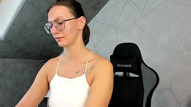 Elina Gravess online show from 09-20-25, 12:06