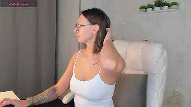 Elina Gravess online show from 10-07-25, 01:03
