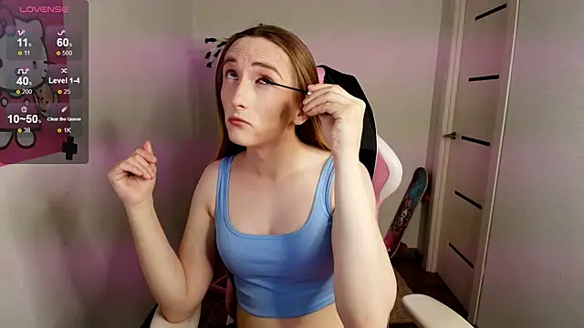 Snapshot of Vi_Luxy chatting on 10-18-25, 02:14 Vi Luxy online show from 10-18-25, 02:14