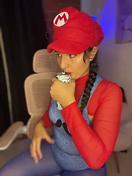 Dannaa Lovs online show from 10-31-25, 07:26