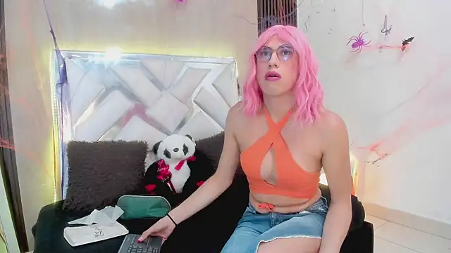 Snapshot of karen_matwell chatting on 10-30-25, 02:29 karen matwell online show from 10-30-25, 02:29