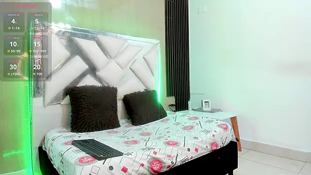 Snapshot of karen_matwell chatting on 11-21-25, 01:37 karen matwell online show from 11-21-25, 01:37