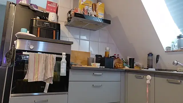 SweetTeenGirl online show from 10-10-25, 10:14