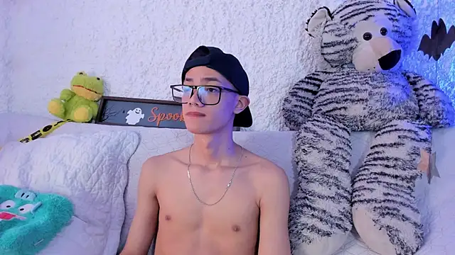 Snapshot of thiago_kinghot chatting on 10-31-25, 11:44 thiago kinghot online show from 10-31-25, 11:44