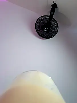 Billie Eilish online show from 09-12-25, 08:20