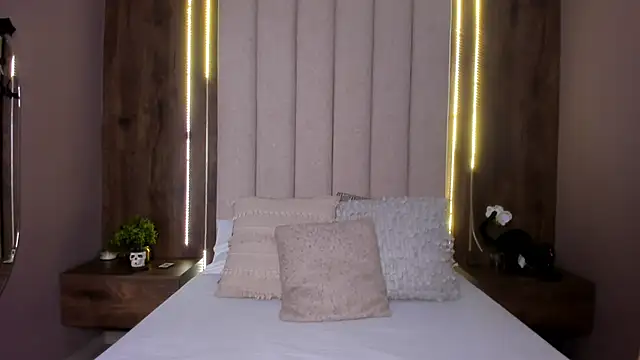 Snapshot of LucySalvatore_ chatting on 10-11-25, 03:54 LucySalvatore online show from 10-11-25, 03:54