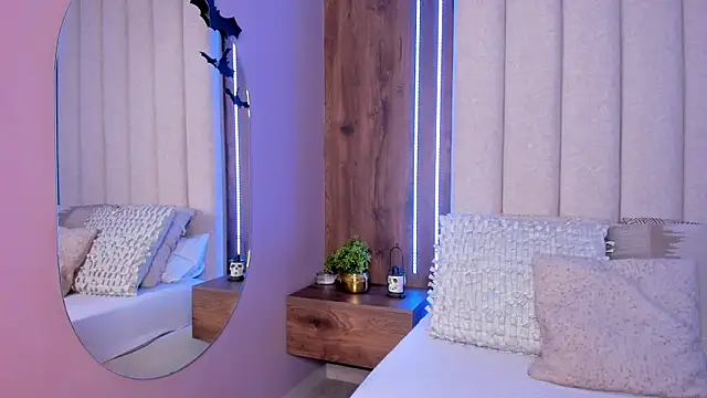 Snapshot of LucySalvatore_ chatting on 10-20-25, 11:49 LucySalvatore online show from 10-20-25, 11:49