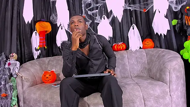 Snapshot of latin_night chatting on 10-28-25, 12:14 latin night online show from 10-28-25, 12:14