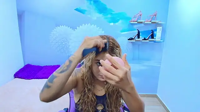 Snapshot of ESMERALDA-BLUE chatting on 09-18-25, 08:55 ESMERALDA-BLUE online show from 09-18-25, 08:55