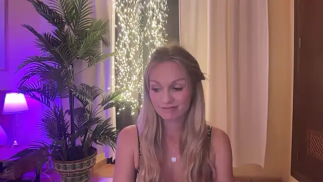 Snapshot of Isabella_kiko chatting on 10-24-25, 08:05 Isabella kiko online show from 10-24-25, 08:05