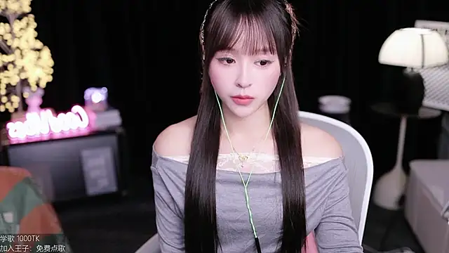 Snapshot of coward_by chatting on 10-21-25, 10:05 coward by online show from 10-21-25, 10:05