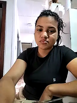 Snapshot of Eimy-04 chatting on 10-18-25, 05:35 Eimy-04 online show from 10-18-25, 05:35