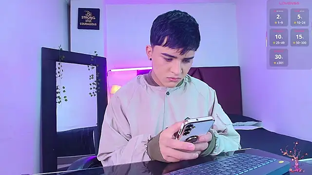 Snapshot of Lucass_love chatting on 10-08-25, 01:20 Lucass love online show from 10-08-25, 01:20