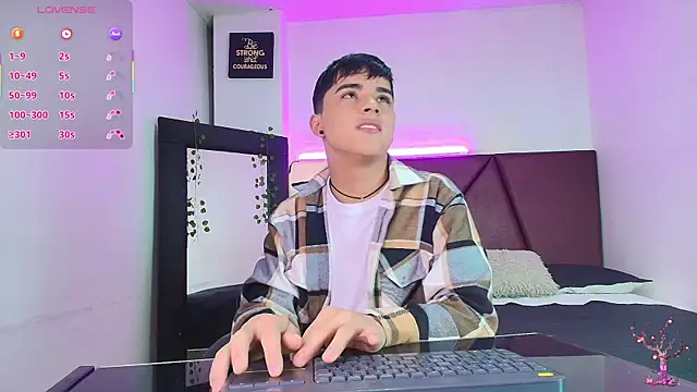 Snapshot of Lucass_love chatting on 10-09-25, 01:20 Lucass love online show from 10-09-25, 01:20