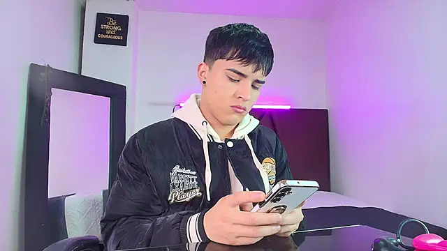 Snapshot of Lucass_love chatting on 10-11-25, 01:09 Lucass love online show from 10-11-25, 01:09