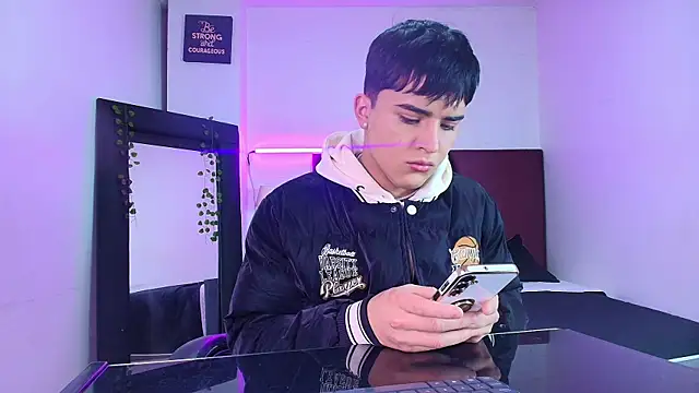 Snapshot of Lucass_love chatting on 10-13-25, 01:33 Lucass love online show from 10-13-25, 01:33