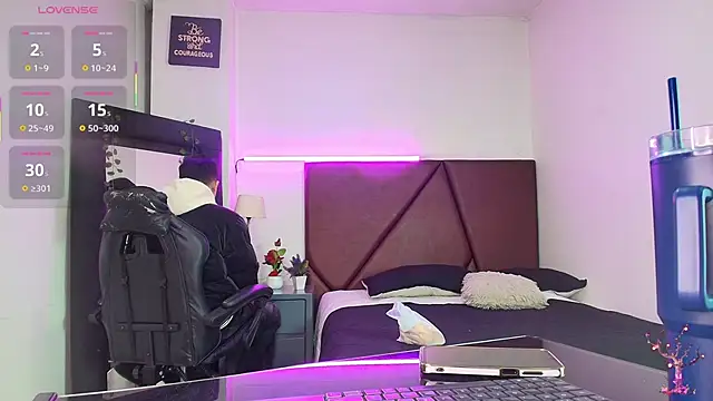 Snapshot of Lucass_love chatting on 10-14-25, 01:23 Lucass love online show from 10-14-25, 01:23