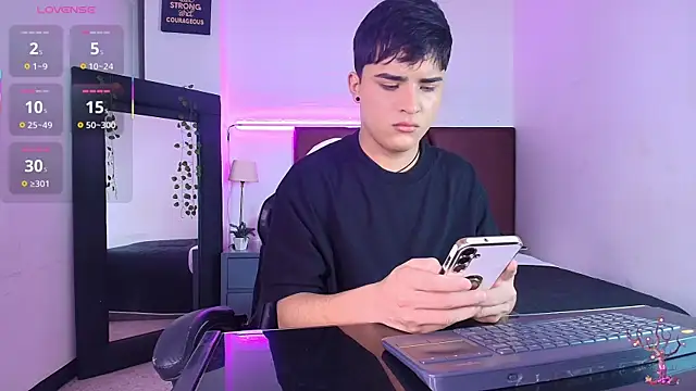 Snapshot of Lucass_love chatting on 10-18-25, 04:52 Lucass love online show from 10-18-25, 04:52