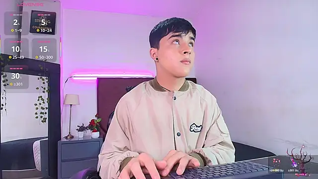 Snapshot of Lucass_love chatting on 10-20-25, 04:51 Lucass love online show from 10-20-25, 04:51