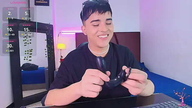 Snapshot of Lucass_love chatting on 10-27-25, 04:44 Lucass love online show from 10-27-25, 04:44