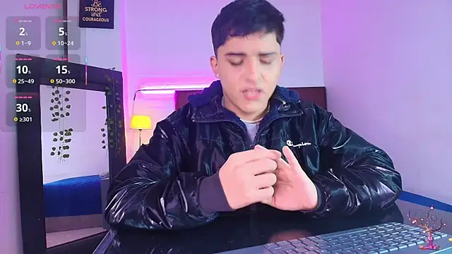 Snapshot of Lucass_love chatting on 10-28-25, 04:53 Lucass love online show from 10-28-25, 04:53