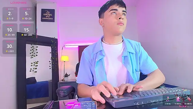 Snapshot of Lucass_love chatting on 10-29-25, 04:53 Lucass love online show from 10-29-25, 04:53