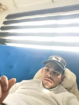 Snapshot of jhoi95 chatting on 10-19-25, 06:52 jhoi95 online show from 10-19-25, 06:52