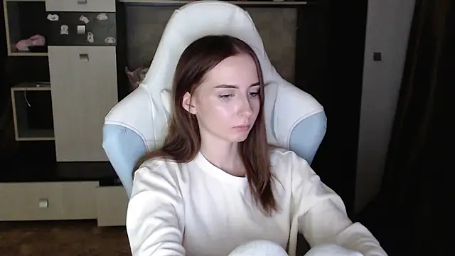 Snapshot of Cutti_Crystal chatting on 10-27-25, 06:12 Cutti Crystal online show from 10-27-25, 06:12