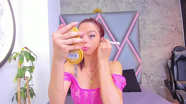 Snapshot of Quee_Sophine chatting on 12-17-25, 07:42 Quee Sophine online show from 12-17-25, 07:42