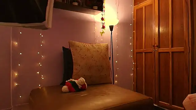 Dafne Mel online show from 11-24-25, 11:54