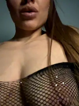 Snapshot of YourJolie chatting on 10-21-25, 12:22 YourJolie online show from 10-21-25, 12:22