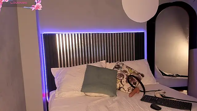 Snapshot of Emilybeltons chatting on 10-10-25, 08:19 Emilybeltons online show from 10-10-25, 08:19