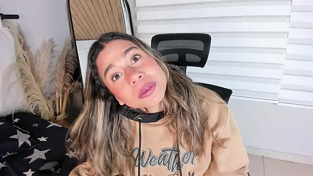 Rachell criss online show from 11-05-25, 04:01