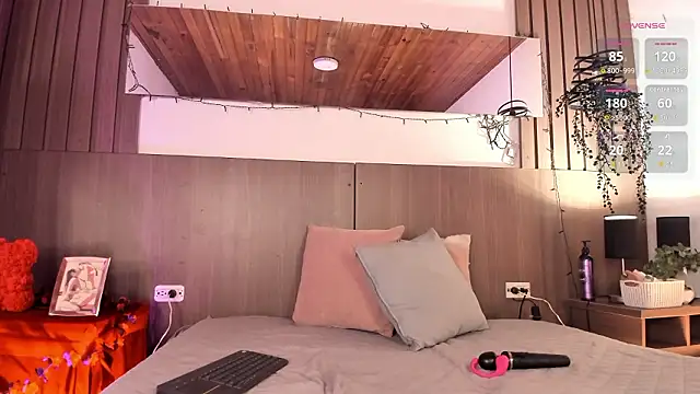 Snapshot of Violet_carson chatting on 02-16-26, 01:29 Violet carson online show from 02-16-26, 01:29