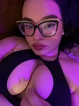 Snapshot of Emily_Taylor2 chatting on 09-27-25, 03:33 Emily Taylor2 online show from 09-27-25, 03:33