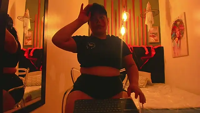 Snapshot of Laura_Sex19 chatting on 10-31-25, 12:28 Laura Sex19 online show from 10-31-25, 12:28