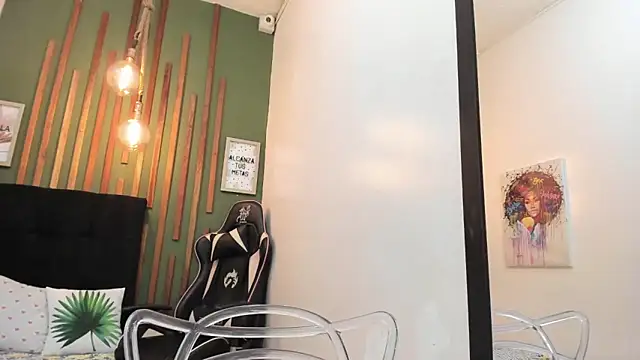 Snapshot of Laura_Sex19 chatting on 11-20-25, 12:05 Laura Sex19 online show from 11-20-25, 12:05