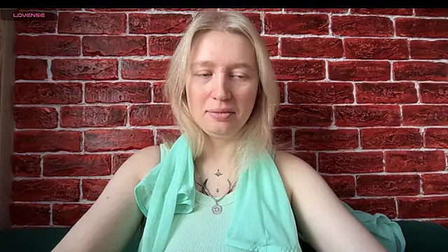 Snapshot of CitrusBlissss chatting on 11-03-25, 02:24 CitrusBlissss online show from 11-03-25, 02:24