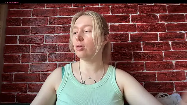 Snapshot of CitrusBlissss chatting on 11-05-25, 02:44 CitrusBlissss online show from 11-05-25, 02:44