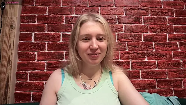 Snapshot of CitrusBlissss chatting on 11-22-25, 02:43 CitrusBlissss online show from 11-22-25, 02:43