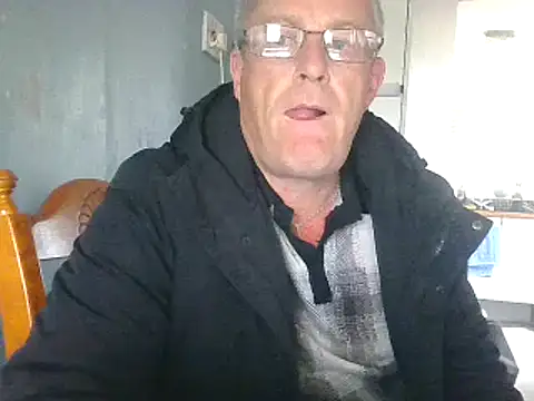 Snapshot of hefin18 chatting on 02-11-25, 11:54 hefin18 online show from 02-11-25, 11:54