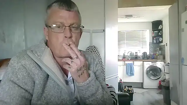 Snapshot of hefin18 chatting on 03-04-25, 02:42 hefin18 online show from 03-04-25, 02:42