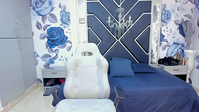 LatinaHoleQueen online show from 09-26-25, 02:21