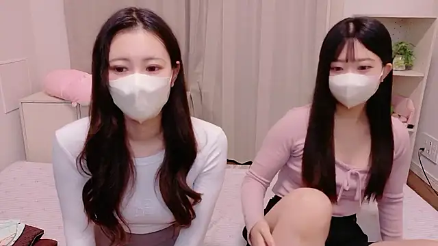 Snapshot of MOEMOE-Q chatting on 10-17-25, 04:09 MOEMOE-Q online show from 10-17-25, 04:09